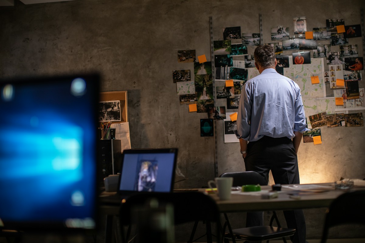 detektyw ze ścianą z dowodami